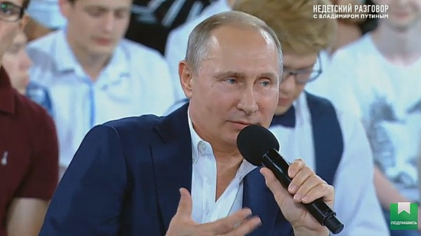 Владимир Путин отвечает на вопросы детей в образовательном центре «Сириус» Владимир Путин отвечает на вопросы детей в образовательном центре «Сириус»