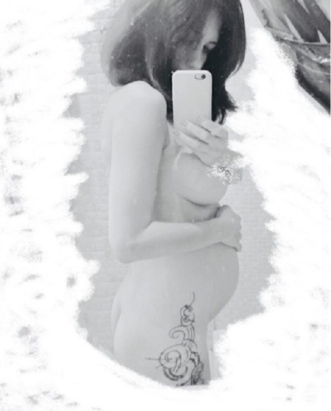 Фотография Екатерины Климовой в стиле ню во время беременности