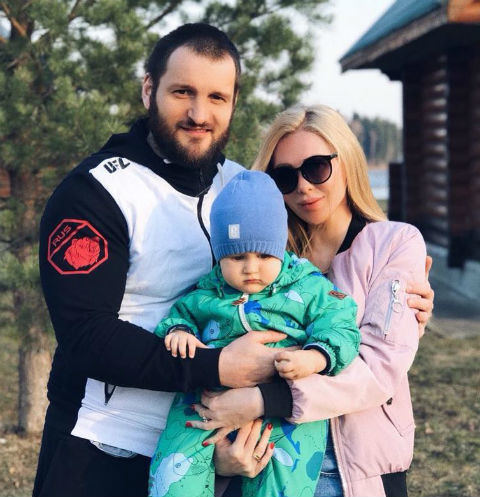 Алексей Самсонов и Юлия Щаулина с сыном Алексей Самсонов и Юлия Щаулина с сыном