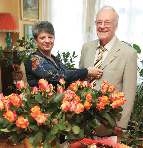 50-летняя Татьяна Александровна ухаживает за 84-летним Игорем Кирилловым: готовит, убирается в его большой квартире на Смоленской набережной, ходит за продуктами 50-летняя Татьяна Александровна ухаживает за 84-летним Игорем Кирилловым: готовит, убирается в его большой квартире на Смоленской набережной, ходит за продуктами