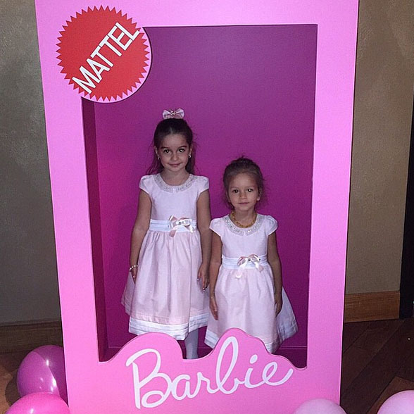 В сказочных нарядах Маруся становится похожа на прелестную куколку В сказочных нарядах Маруся становится похожа на прелестную куколку