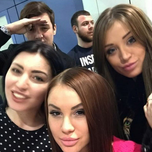 Ребята в аэропорту перед взлетом Ребята в аэропорту перед взлетом