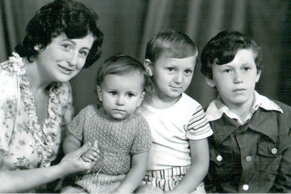Старший брат Сергей погиб в 1987 году. На фото: мама Жанна, Ани, Игорь и Сергей Старший брат Сергей погиб в 1987 году. На фото: мама Жанна, Ани, Игорь и Сергей
