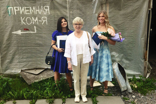 Алиса Бруновна и Аня (справа) после вручения диплома Алиса Бруновна и Аня (справа) после вручения диплома