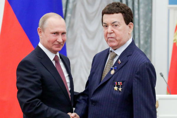 Одну из последних наград Кобзон получил в конце июня из рук Президента России Одну из последних наград Кобзон получил в конце июня из рук Президента России