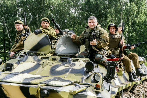 Хобби Светлова (крайний справа) - воссоздавать с участием звезд разные эпохи. Расторгуева снимали в образе батяни-комбата Хобби Светлова (крайний справа) - воссоздавать с участием звезд разные эпохи. Расторгуева снимали в образе батяни-комбата