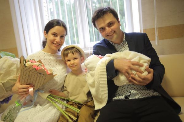 Зураб Матуа с женой, сыном и новорожденной дочерью Зураб Матуа с женой, сыном и новорожденной дочерью