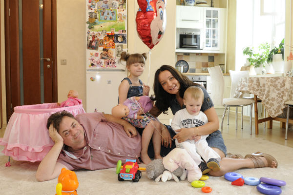 Актер помогал супруге в период, когда дети были совсем маленькими