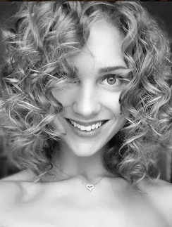 Қыз мені желіде өз кискасын жалауға мәжбүр етті Колготкиде төрт аяқпен тұру