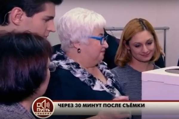 Мама Тимура Еремеева (крайняя слева) извинилась перед Кариной Мама Тимура Еремеева (крайняя слева) извинилась перед Кариной