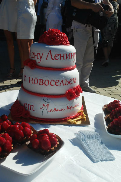 Писательница с размахом отпраздновала новоселье Писательница с размахом отпраздновала новоселье