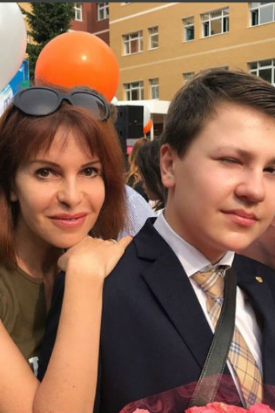 Певица проводила сына в школу Певица проводила сына в школу