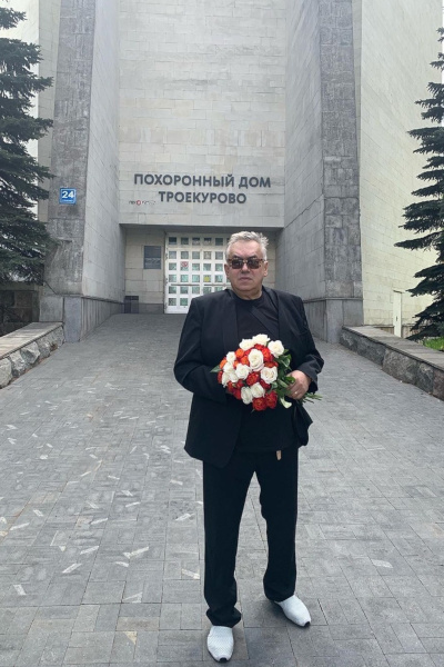 Стас Садальский пришел на похороны Сергея Доренко, но их отменили Стас Садальский пришел на похороны Сергея Доренко, но их отменили