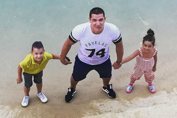 Супруг телеведущей с сыном Омаром и дочерью Ксении Марусей