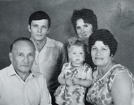 Маленькая Марина с семьей до развода родителей Маленькая Марина с семьей до развода родителей
