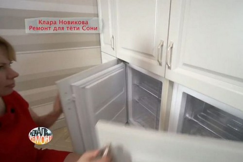 На кухне есть встроенные в стены холодильники На кухне есть встроенные в стены холодильники