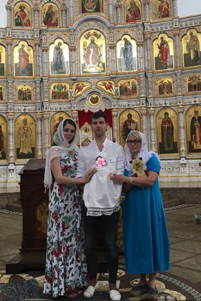 На днях супруги крестили дочь На днях супруги крестили дочь