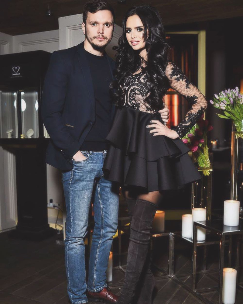 Антон Гусев и Виктория Романец купили таунхаус StarHit.ru