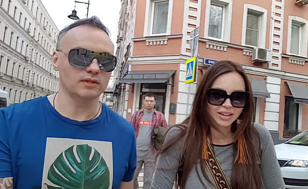 Анастасия снимает свой видеоблог вместе с мужем Михаилом