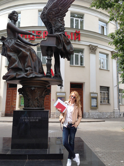 Певица у памятника Е.Ф. Гнесиной Певица у памятника Е.Ф. Гнесиной
