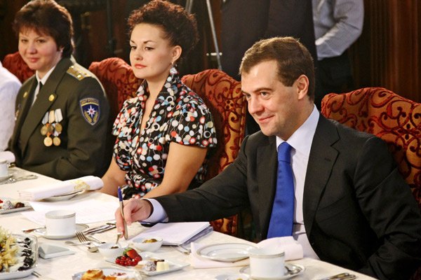 На Земле Серова носила исключительно стильные наряды (На встрече с Дмитрием Медведевым) На Земле Серова носила исключительно стильные наряды (На встрече с Дмитрием Медведевым)