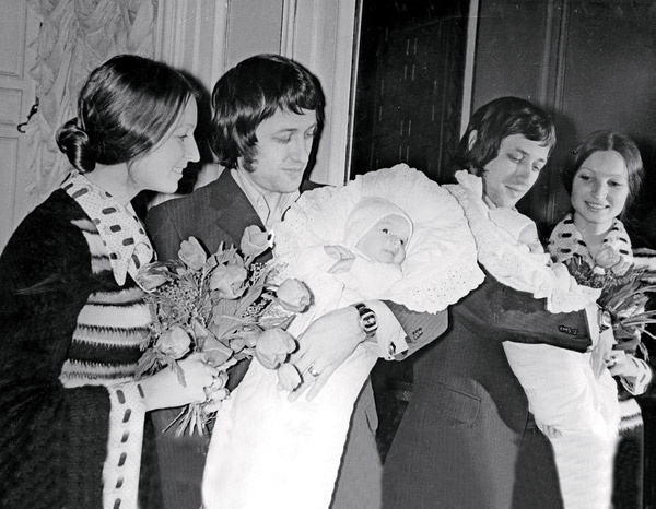 Юрий Волочков забирает из роддома жену с дочкой Настей. Январь,1976 год Юрий Волочков забирает из роддома жену с дочкой Настей. Январь,1976 год