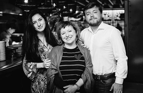 Елена Чекалова (в центре), ее сын Иван Парфенов и его невеста Мария Бройтман Елена Чекалова (в центре), ее сын Иван Парфенов и его невеста Мария Бройтман