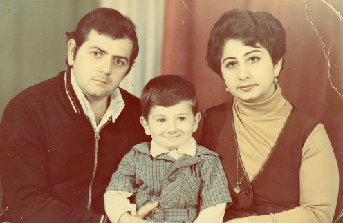 Одно из любимых детских фото. Миша с родителями Одно из любимых детских фото. Миша с родителями
