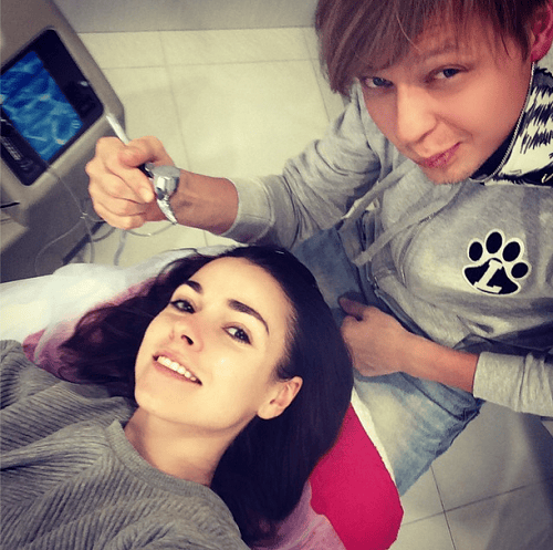 Несмотря на гаджет в руке @konstantin_aslamov и его выражение лица, мы не курили! Второй год подряд, примерно в это же время, я прохожу курс процедур Интрасьютикалс. На фото, если что, я #БезМакияжа, сразу после процедуры. Когда меня спрашивают, советую ли я ее, я отвечаю честно: советую, если у вас муж олигарх или если вы сама себе олигарх. И имеете право инвестировать в себя, любимую. Потому что эффект очень классный, лицо как у восьмиклассницы! Но не очень долгий. И надо периодически повторять, а процедура не дешевая. Несмотря на гаджет в руке @konstantin_aslamov и его выражение лица, мы не курили! Второй год подряд, примерно в это же время, я прохожу курс процедур Интрасьютикалс. На фото, если что, я #БезМакияжа, сразу после процедуры. Когда меня спрашивают, советую ли я ее, я отвечаю честно: советую, если у вас муж олигарх или если вы сама себе олигарх. И имеете право инвестировать в себя, любимую. Потому что эффект очень классный, лицо как у восьмиклассницы! Но не очень долгий. И надо периодически повторять, а процедура не дешевая.