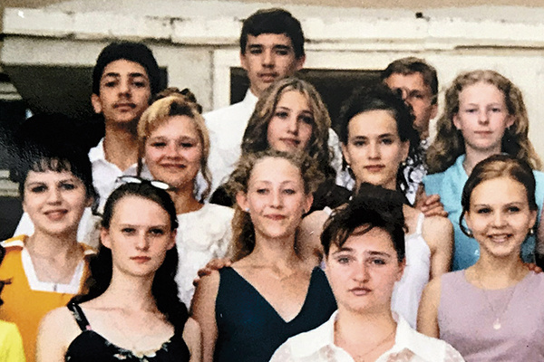 С одноклассниками певица до сих пор поддерживает связь С одноклассниками певица до сих пор поддерживает связь