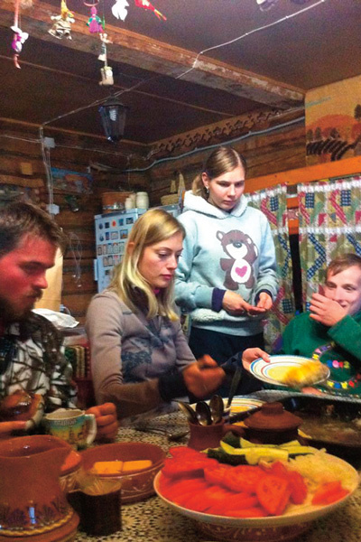 Жена Михалкова Лиза вместе с воспитанниками приюта готовила обед Жена Михалкова Лиза вместе с воспитанниками приюта готовила обед