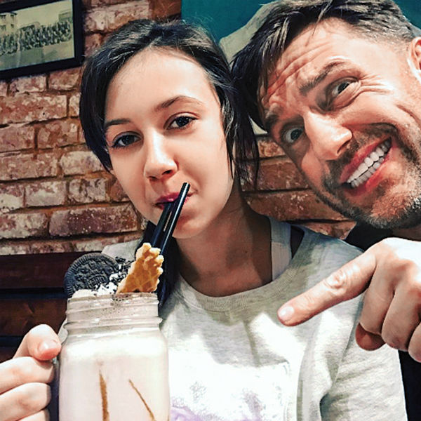 Актер обожает 12-летнюю дочь Веронику. Несмотря на плотный график, они всегда на связи Актер обожает 12-летнюю дочь Веронику. Несмотря на плотный график, они всегда на связи
