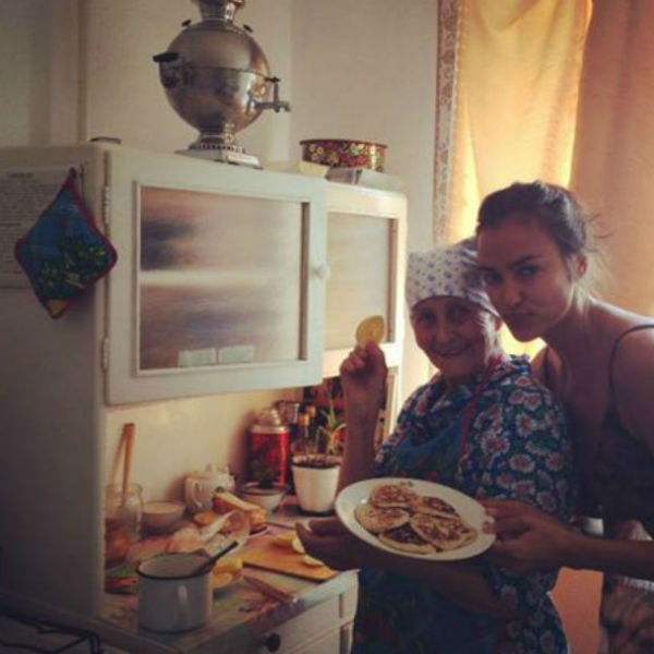 Ирина Шейк с бабушкой Ирина Шейк с бабушкой