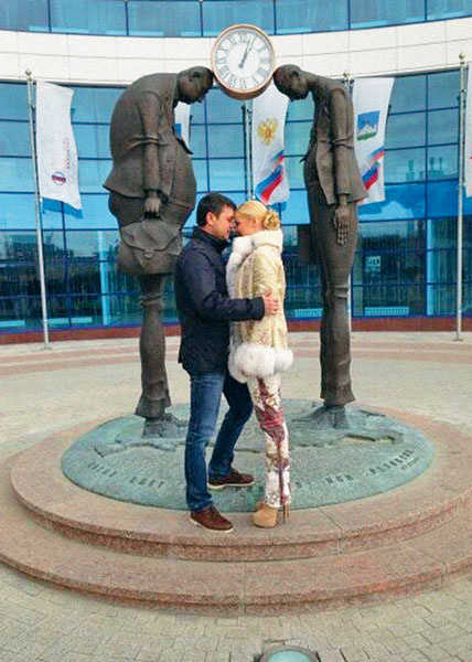 В Орле Настя и Бахтияр провели несколько романтических дней. Прогулялись по городу и сфотографировались рядом с памятником «Чиновник и Предприниматель»... В Орле Настя и Бахтияр провели несколько романтических дней. Прогулялись по городу и сфотографировались рядом с памятником «Чиновник и Предприниматель»...