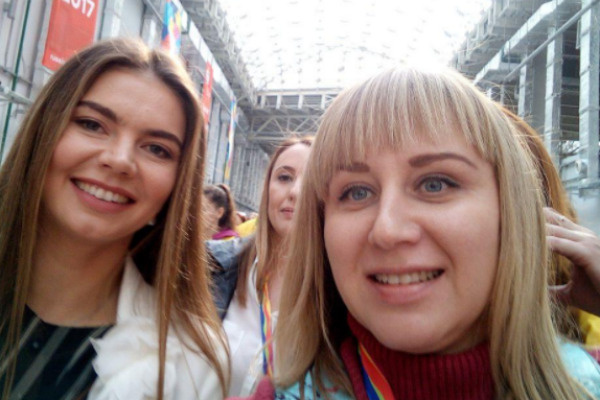 Алина Кабаева с участницей фестиваля Алина Кабаева с участницей фестиваля