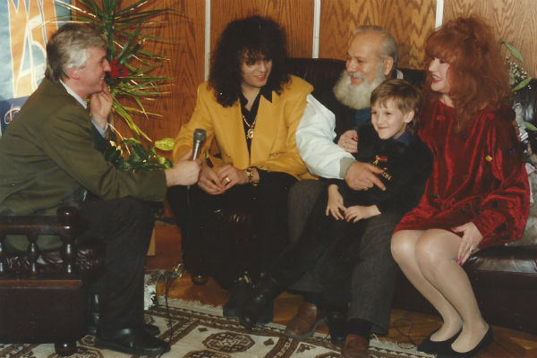Михаил Садчиков, Филипп Киркоров, Бедрос Киркоров, Алла Пугачева и маленький Миша во время съемок программы о Филиппе. 1993 год.