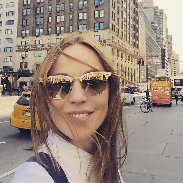 Альбина Джанабаева гуляет по Нью-Йорку Альбина Джанабаева гуляет по Нью-Йорку