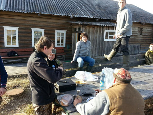 Место стоянки, охотники делят добычу Место стоянки, охотники делят добычу