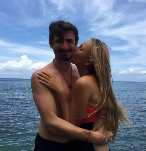 Алексей Лемар показал страсть с супругой на пляже Таиланда