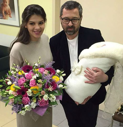 Алексей Рыжов забрал жену Ирину и дочь Лиду из роддома Алексей Рыжов забрал жену Ирину и дочь Лиду из роддома