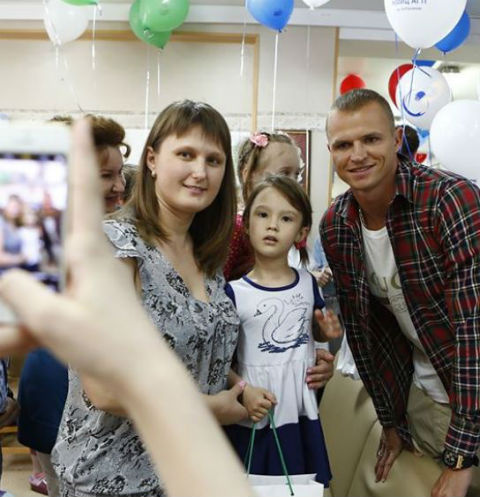 Также Тарасов активно фотографировался с поклонниками и раздавал автографы Также Тарасов активно фотографировался с поклонниками и раздавал автографы