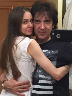 Кай Метов с возлюбленной