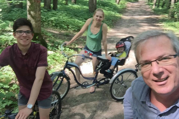 Алексей много времени проводит с детьми от предыдущих браков. На фото - с 16-летним Колей, 29-летней Настей и внуком Тимофеем Алексей много времени проводит с детьми от предыдущих браков. На фото - с 16-летним Колей, 29-летней Настей и внуком Тимофеем