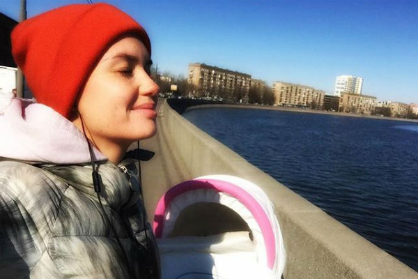 Агата Муцениеце на прогулке с дочкой Агата Муцениеце на прогулке с дочкой
