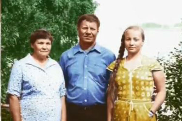 Светлана с родителями, Юрием Васильевичем Пермяковым и Валентиной Иосифовной Пермяковой. Светлана с родителями, Юрием Васильевичем Пермяковым и Валентиной Иосифовной Пермяковой.