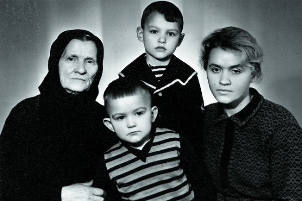 Будущий актер вырос в бедной семье. После гибели мужа в 1968 году маме приходилось много трудиться, чтобы прокормить двоих сыновей Будущий актер вырос в бедной семье. После гибели мужа в 1968 году маме приходилось много трудиться, чтобы прокормить двоих сыновей
