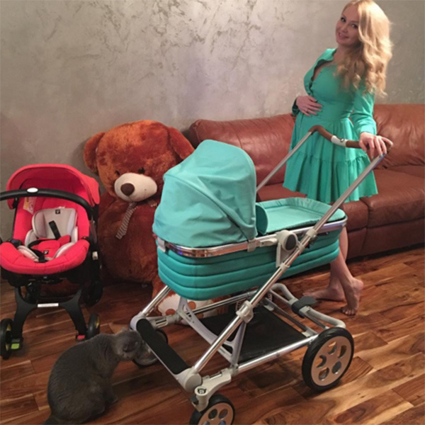 «Наш автопарк для младшего сыночка», - подписала снимок Дарья Пынзарь «Наш автопарк для младшего сыночка», - подписала снимок Дарья Пынзарь