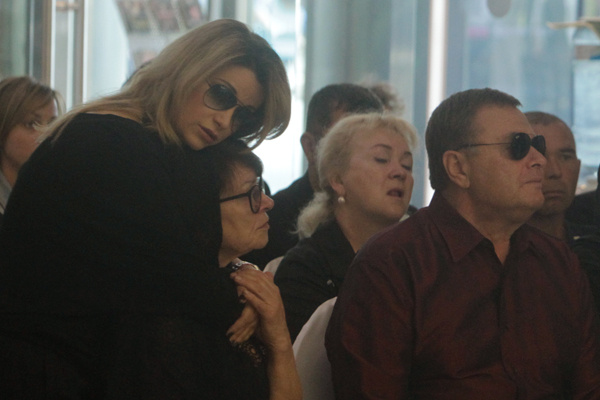 Ольга Орлова, Олька Копылова и Владимир Фриске на церемонии прощания с Жанной Фриске Ольга Орлова, Олька Копылова и Владимир Фриске на церемонии прощания с Жанной Фриске