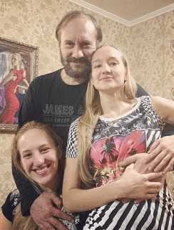 У Евгения три дочери: Аглая( на фото слева), Полина и 8-летняя Анфиса У Евгения три дочери: Аглая( на фото слева), Полина и 8-летняя Анфиса