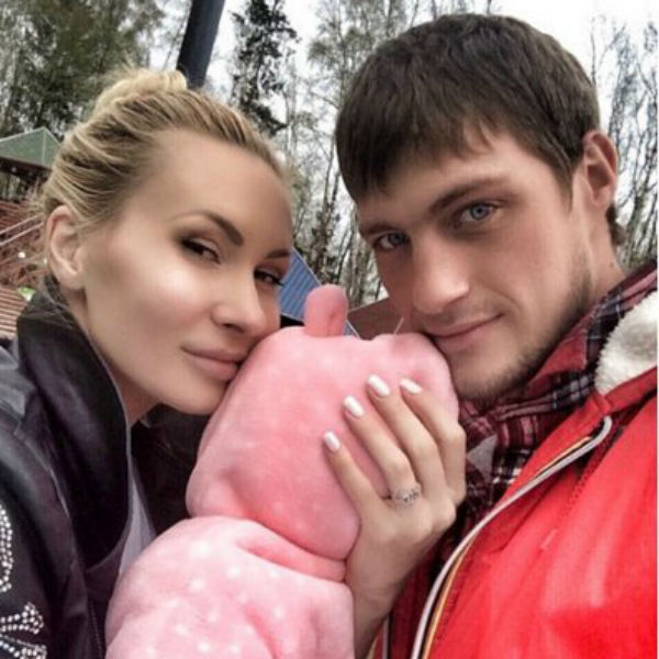 Элина и Александр стараются сделать все возможное, чтобы их разрыв никак не повлиял на маленькую Сашу Элина и Александр стараются сделать все возможное, чтобы их разрыв никак не повлиял на маленькую Сашу